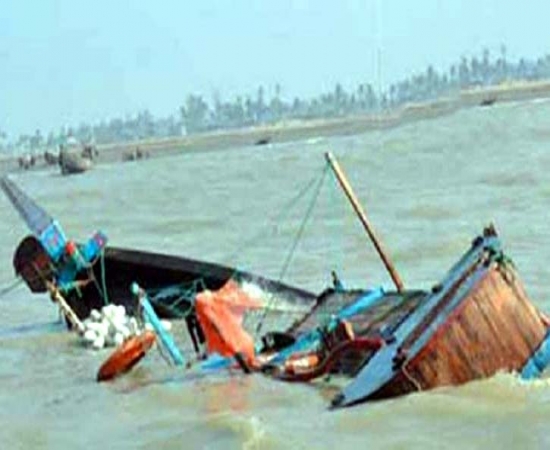  পায়রা নদীতে  পন্যবাহী ট্রলার ডুবে  দুই শ্রমিক নিখোঁজ